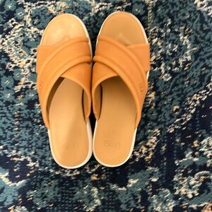 Ugg Zayne leather platform slide sandal Tan size 10